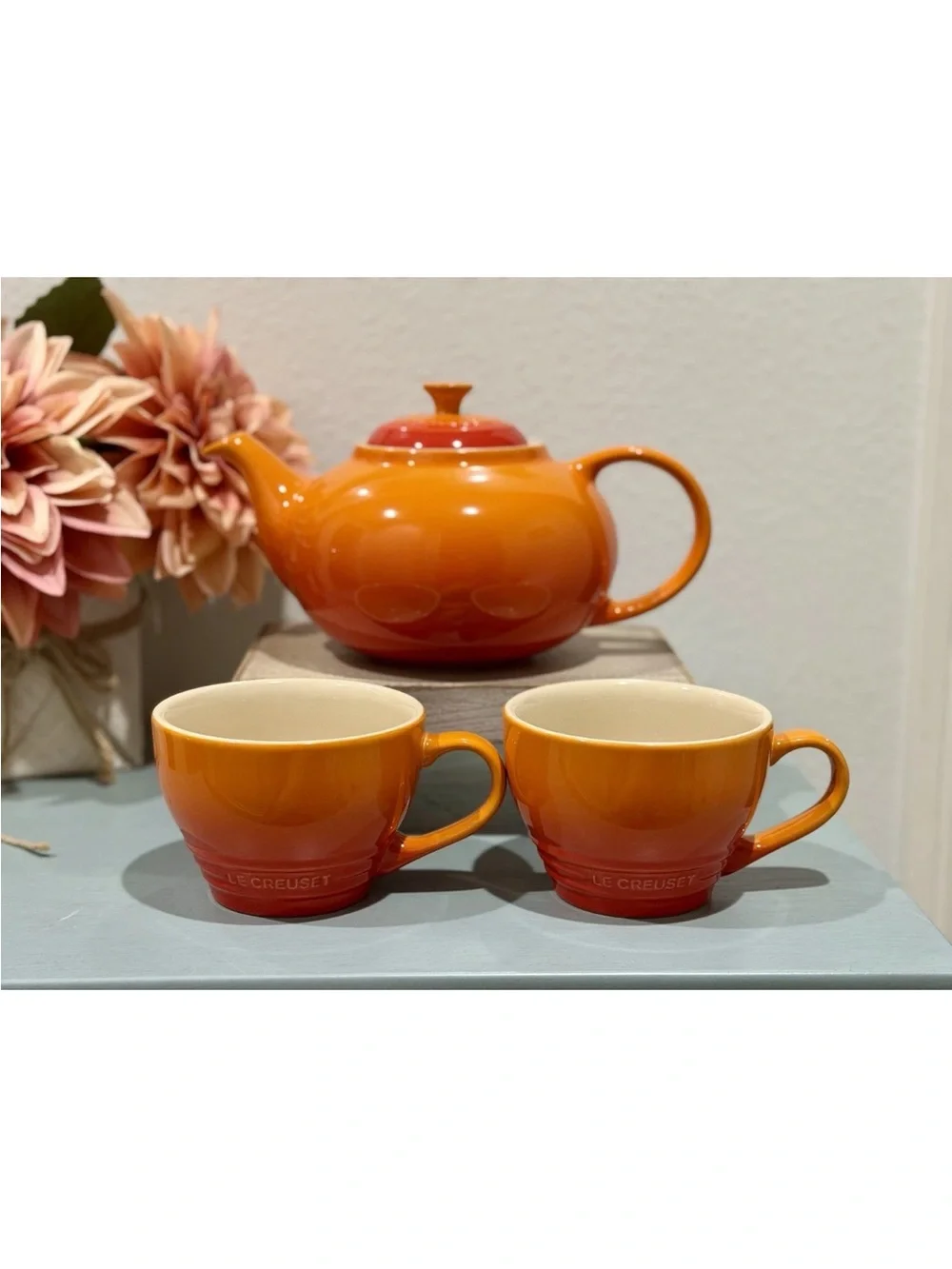 Le Creuset Flame 1.3L Classic Teapot & 2x400ml Cappuccino Mugs Seconds- NEW